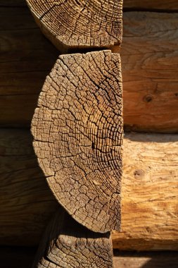 Kütüklerden ahşap duvar