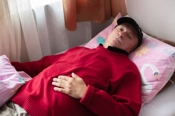Уставший Пожилой Человек Отдыхает Постели Верхней Одежде — стоковое фото