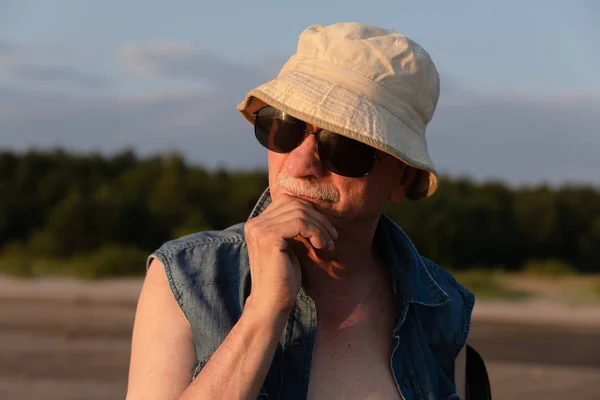 Elderly man in panama by the sea — Stock Photo, Image