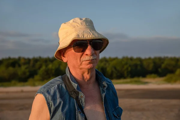 Elderly man in panama by the sea — Stock Photo, Image