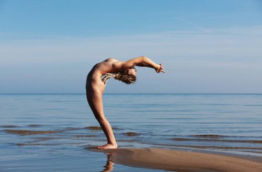 Rasta saçlı çıplak bir kadın.
