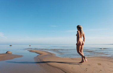 Rasta saçlı çıplak bir kadın.