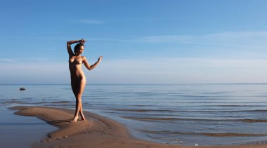 Rasta saçlı çıplak bir kadın.