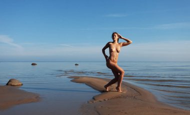 Rasta saçlı çıplak bir kadın.