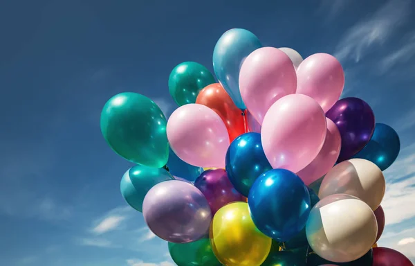 Multi-färgade ballonger på blå himmel bakgrund — Stockfoto