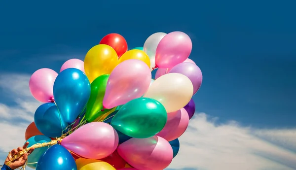 Mavi gökyüzü arka plan üzerinde çok renkli balonlar — Stok fotoğraf