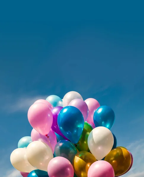 Ballons multicolores sur fond de ciel bleu — Photo