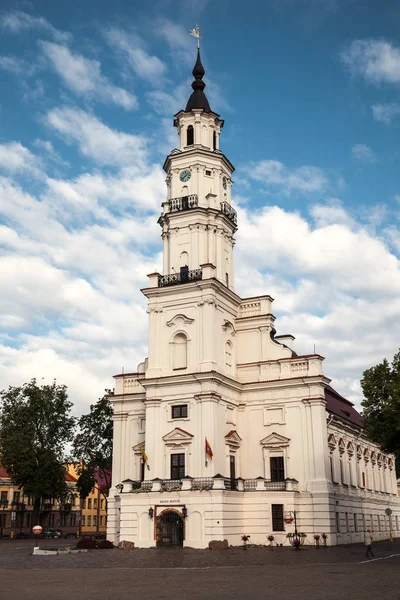 Utsikt över City Hall i gamla stan. Kaunas, Litauen — Stockfoto