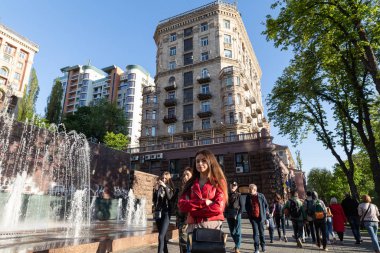 Kyiv, Ukrayna - Mayıs. 05, 2017: Kyiv caddesi. Kiev sakinleri ve konukları Ukrayna 'nın başkenti Khreshchatyk' in ana caddesinde yürüyüp dinleniyorlar. İnsanlar Khreshhatyk 'te yürüyor.