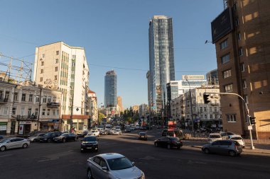 Kyiv, Ukrayna - Mayıs. 03, 2017: Ukrayna 'nın başkenti Kyiv' de sokak sahnesi. Kiev 'in modern mimarisi.