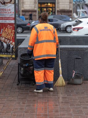 Kyiv, Ukrayna - 27 Eylül 2019: Belediye çalışanı Kyiv 'deki Khreshhatyk caddesindeki çöpleri temizliyor