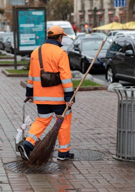 Kyiv, Ukrayna - 27 Eylül 2019: Belediye çalışanı Kyiv 'deki Khreshhatyk caddesindeki çöpleri temizliyor