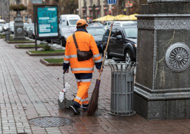Kyiv, Ukrayna - 27 Eylül 2019: Belediye çalışanı Kyiv 'deki Khreshhatyk caddesindeki çöpleri temizliyor