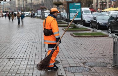 Kyiv, Ukrayna - 27 Eylül 2019: Belediye çalışanı Kyiv 'deki Khreshhatyk caddesindeki çöpleri temizliyor