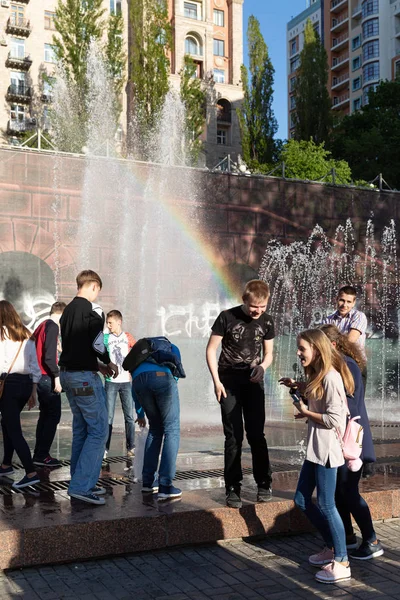 乌克兰基辅 2017年3月3日 乌克兰首都基辅的街道场景 基辅Khreshchatyk街上喷泉附近的一群年轻人 — 图库照片