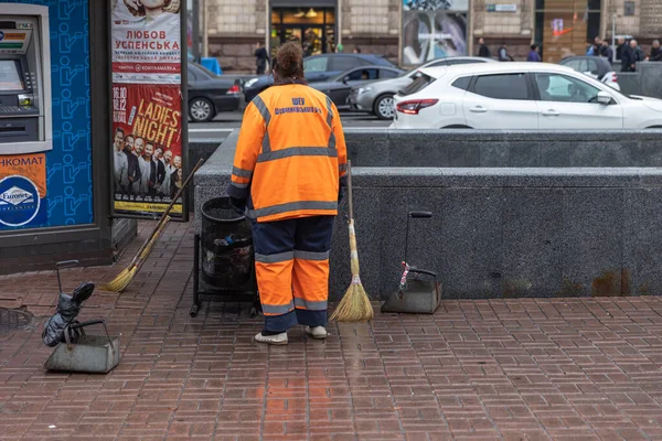 Kyiv Ukraine Sep 2019 Municipal Employee Removes Trash Sweeps Street — Stock Photo, Image