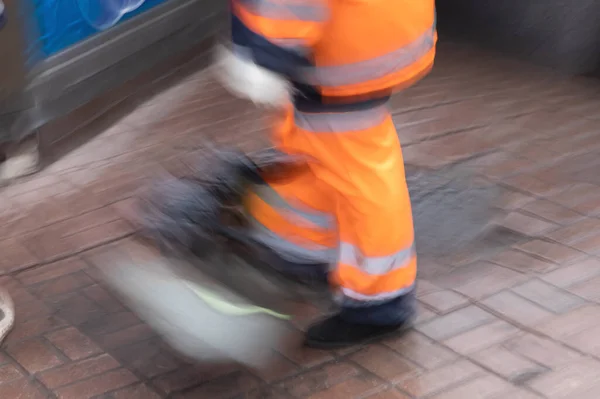 Kort Wazig Beeld Van Gemeentelijke Werknemer Verwijdert Vuilnis Veegt Straat — Stockfoto