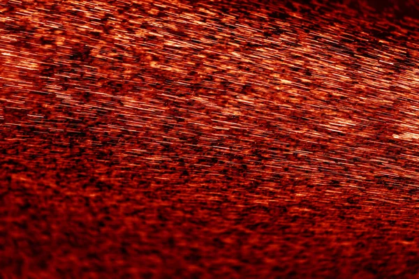 抽象的な背景 光沢のある水が飛び出す ジェットと噴水の滴 劇的赤と黒のイメージ — ストック写真