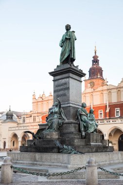 Krakow, Polonya - 27 Haziran 2013: Adam Mickiewicz Anıtı ile Ana Pazar Meydanı. Polonya 'nın Krakow kentindeki Rynek Parlak Meydanı' nda Polonyalı şair Adam Mickiewicz 'e adanmış anıt