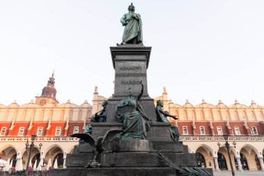 Krakow, Polonya - 27 Haziran 2013: Adam Mickiewicz Anıtı ile Ana Pazar Meydanı. Polonya 'nın Krakow kentindeki Rynek Parlak Meydanı' nda Polonyalı şair Adam Mickiewicz 'e adanmış anıt
