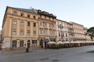 Krakow, Polonya - 27 Haziran 2013: Eski Krakow 'un güzel mimarisi. Krakow 'daki şehir meydanı