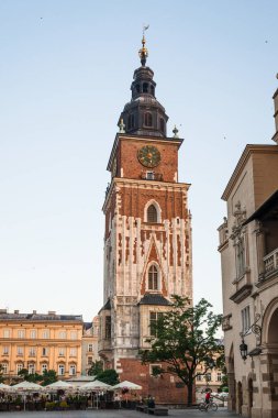 Krakow, Polonya - 27 Haziran 2013: Eski Krakow 'un güzel mimarisi. Krakow 'daki şehir meydanı