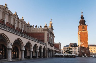 Krakow, Polonya - 27 Haziran 2013: Eski Krakow 'un güzel mimarisi. Krakow 'daki şehir meydanı