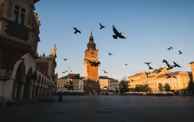 Krakow, Polonya - 27 Haziran 2013: Eski Krakow 'un güzel mimarisi. Krakow 'daki şehir meydanı