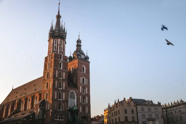 Krakow, Polonya - 27 Haziran 2013: Eski Krakow 'un güzel mimarisi. Krakow 'daki şehir meydanı