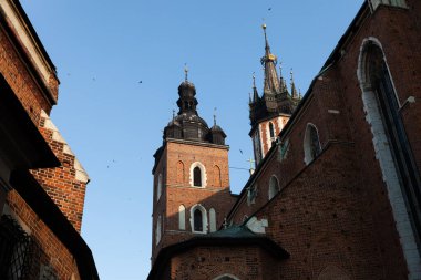 Krakow, Polonya - 27 Haziran 2013: Eski Krakow 'un güzel mimarisi. Krakow 'daki şehir meydanı