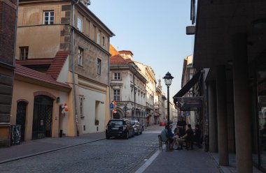 Krakow, Polonya - 27 Haziran 2013: Eski Krakow 'un güzel mimarisi. Eski Krakow sokakları