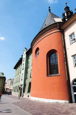 Krakow, Polonya - 27 Haziran 2013: Eski Krakow 'un güzel mimarisi. Eski Krakow sokakları