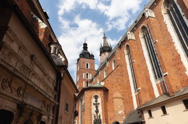 Krakow, Polonya - 27 Haziran 2013: Eski Krakow 'un güzel mimarisi. Krakow 'daki şehir meydanı