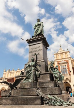Krakow, Polonya - 27 Haziran 2013: Adam Mickiewicz Anıtı ile Ana Pazar Meydanı. Polonya 'nın Krakow kentindeki Rynek Parlak Meydanı' nda Polonyalı şair Adam Mickiewicz 'e adanmış anıt
