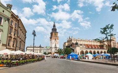 Krakow, Polonya - 27 Haziran 2013: Eski Krakow 'un güzel mimarisi. Krakow 'daki şehir meydanı
