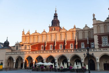 Krakow, Polonya - 27 Haziran 2013: Eski Krakow 'un güzel mimarisi. Krakow 'daki şehir meydanı