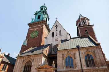 Krakow, Polonya - 27 Haziran 2013: Eski Krakow 'un güzel mimarisi. Eski Krakow şehrindeki tarihi şato