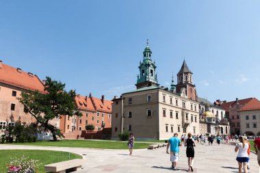 Krakow, Polonya - 27 Haziran 2013: Eski Krakow 'un güzel mimarisi. Eski Krakow şehrindeki tarihi şato
