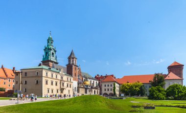 Krakow, Polonya - 27 Haziran 2013: Eski Krakow 'un güzel mimarisi. Eski Krakow şehrindeki tarihi şato
