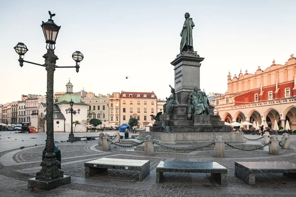 Krakow Polonya Haziran 2013 Adam Mickiewicz Anıtı Ile Ana Pazar — Stok fotoğraf