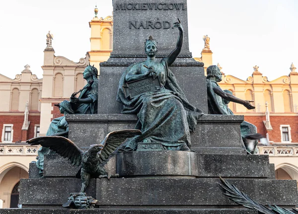 Krakow Polonya Haziran 2013 Adam Mickiewicz Anıtı Ile Ana Pazar — Stok fotoğraf