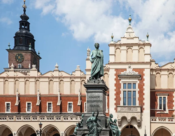 Krakow Polonya Haziran 2013 Adam Mickiewicz Anıtı Ile Ana Pazar — Stok fotoğraf