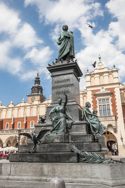 Krakow Polen Jul 2013 Hovedmarkedspladsen Med Adam Mickiewicz Monument Monument - Stock-foto