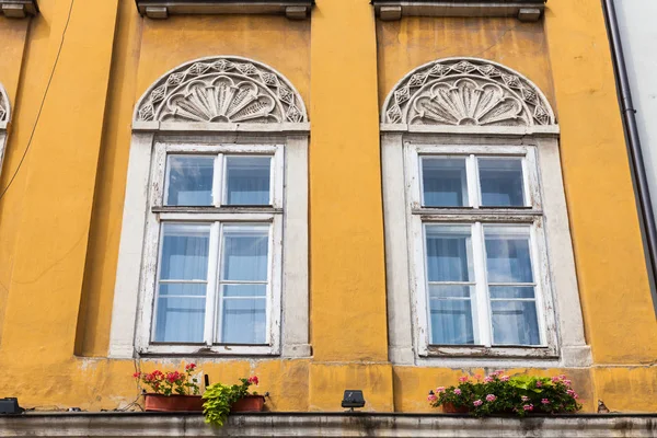 Krakow, Polonya - 27 Haziran 2013: Eski Krakow 'un güzel mimarisi. Krakow sokaklarında çiçekli pencereler