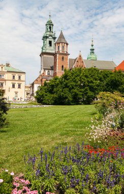 Krakow, Polonya - 27 Haziran 2013: Eski Krakow 'un güzel mimarisi. Eski Krakow şehrindeki tarihi şato
