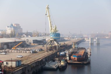 Kyiv, Ukrayna - 10 Kasım 2018: Podil ilçesindeki Kiev sanayi bölgesi. Dinyeper ve nehir limanı. Kablolu yayın Rybalsky köprüsünden görüntü