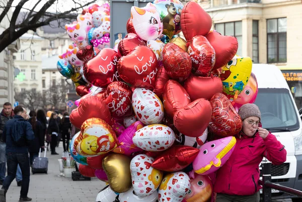 利沃夫 乌克兰 2019年3月8日 利沃夫街景 老利沃夫市的街道和建筑 有心形气球的女人 — 图库照片