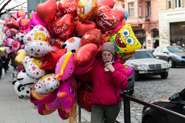 利沃夫 乌克兰 2019年3月8日 利沃夫街景 老利沃夫市的街道和建筑 有心形气球的女人 — 图库照片