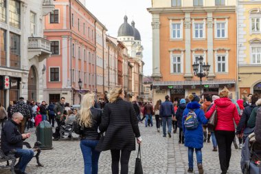 Lviv, Ukrayna - 08 Mar 2019 Lviv caddesi. Eski Lviv şehrinin sokakları ve mimarisi. Lviv şehri ve Lviv eski kasabası