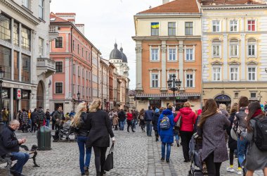 Lviv, Ukrayna - 08 Mar 2019 Lviv caddesi. Eski Lviv şehrinin sokakları ve mimarisi. Lviv şehri ve Lviv eski kasabası